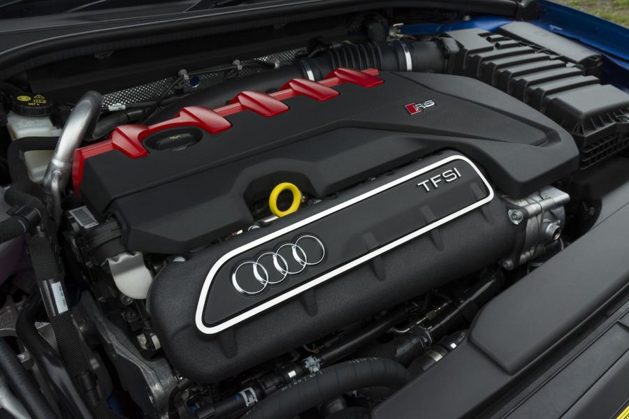 Моторный отсек Audi RS3 Sportback (8V) 2017 года  (UK) (фото 8 из 14)